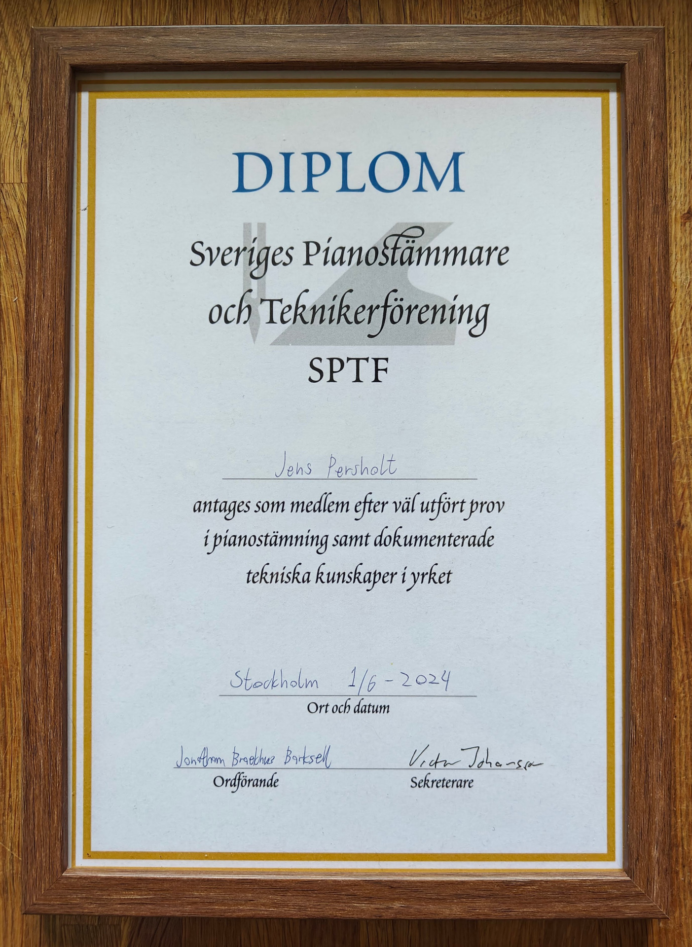 Diplom. Texten lyder:
Dimplom Sveriges Pianostämmare och Teknikerförening SPTF
Jens Persholt antages som medlem efter väl utfört prov i pianostämning samt dokumenterade tekniska kunskaper i yrket.
Stockholm 1/6-2024
Jonathan Braechus Barksell Ordförande
Victor Johansson
Sekreterare